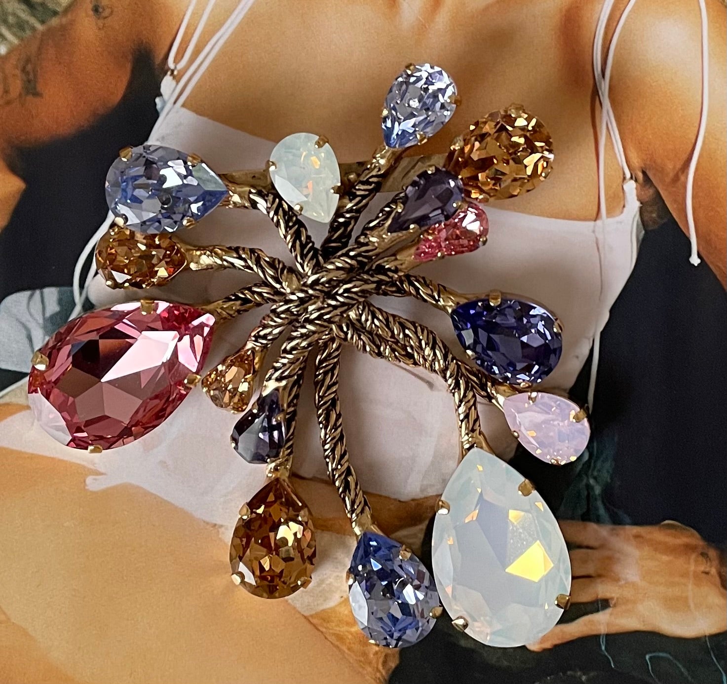 BROOCHES